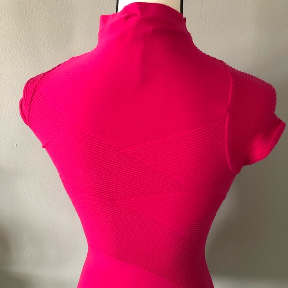SOLD 🌺🌺🌺 FUNNEL NECK SHORT SLEEVES STRETCHY TOP - Picture 3 of 8